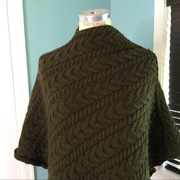 Ireland’s Eye Green Aran Cable knit poncho 100% wool - Picture 4 of 8